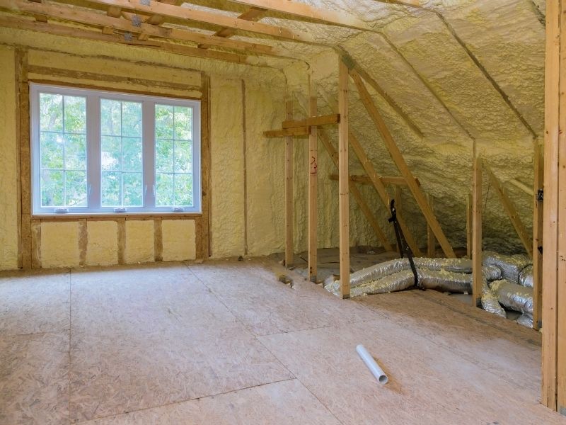 Insulation of thermal insulation attic with cold barrier and insulation material